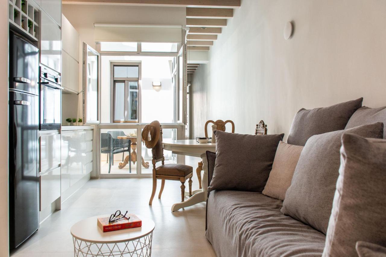V77 Seafront Suites Rethymno  Екстер'єр фото